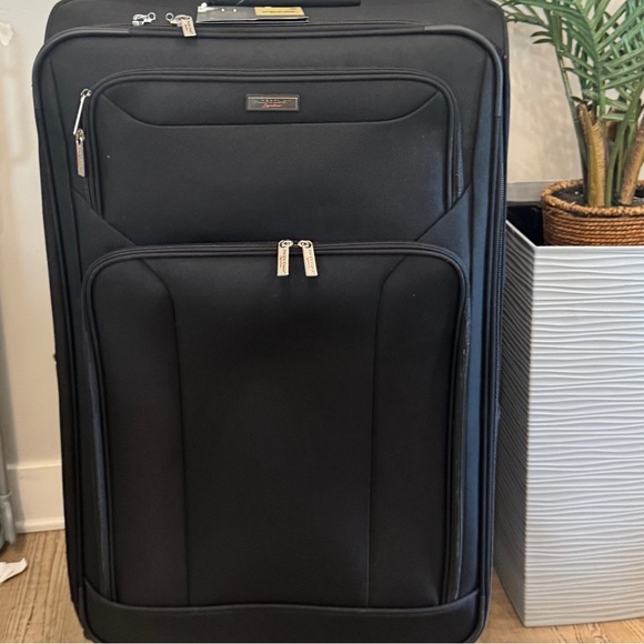 Pacific Coast Signature 28″ Softside Spinner Upright Luggage – Black - Picture 1 of 10